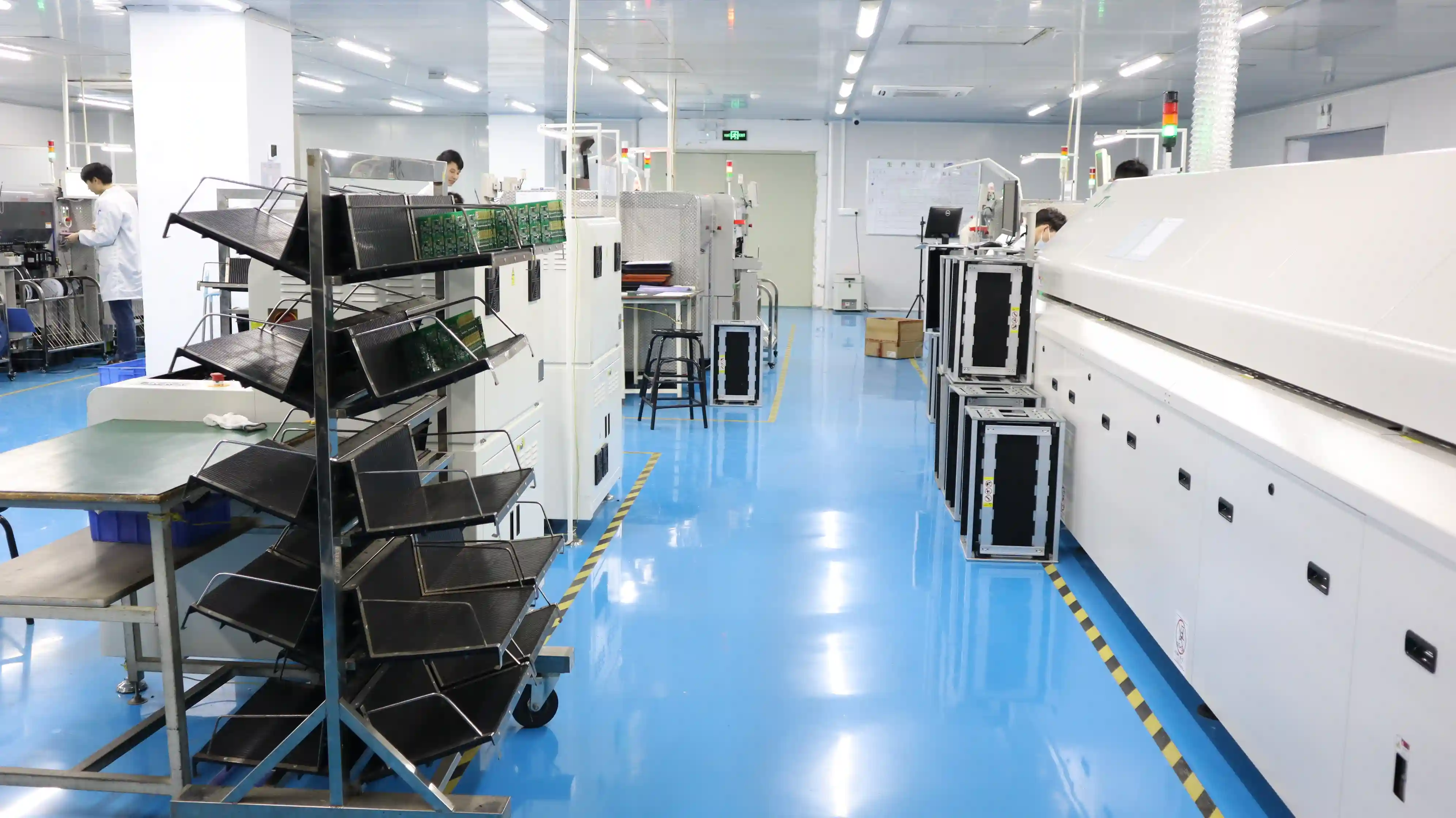 Linha SMT preparada para builds EVT, DVT e PVT em programas NPI de PCBA