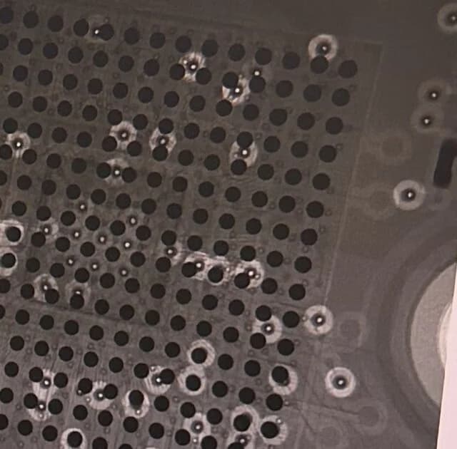 Imagem de raio-X da matriz de esferas de um BGA usada para verificar juntas ocultas